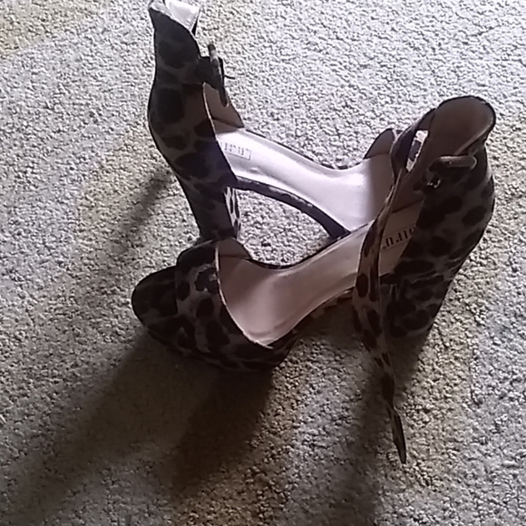 Shoes N Handbags. - Picture 7 of 8